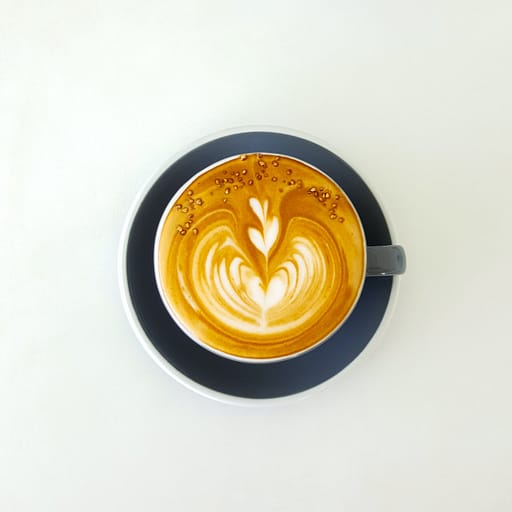 billede af en kop kaffe: Men drik ikke koffein om aftenen, da det kan give dårlig søvn.