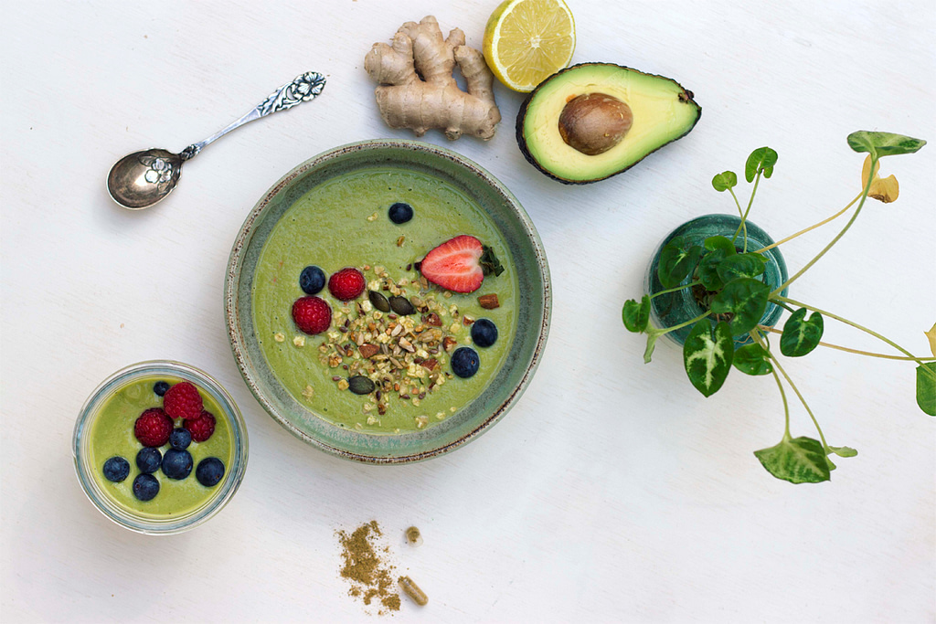Kan du ikke lide at sluge piller? Kom dem i en lækker greenie toppet med bær og granola